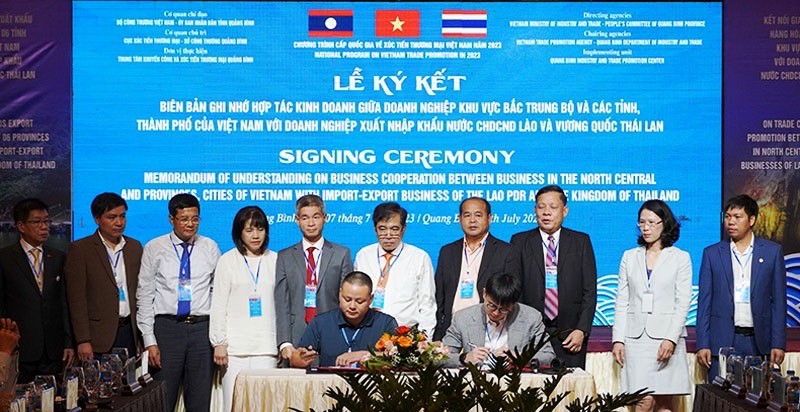Lễ ký kết ghi nhớ hợp tác kinh doanh giữa doanh nghiệp khu vực Bắc Trung Bộ và các tỉnh, thành phố của Việt Nam với doanh nghiêp xuất nhập khẩu Lào, Thái Lan